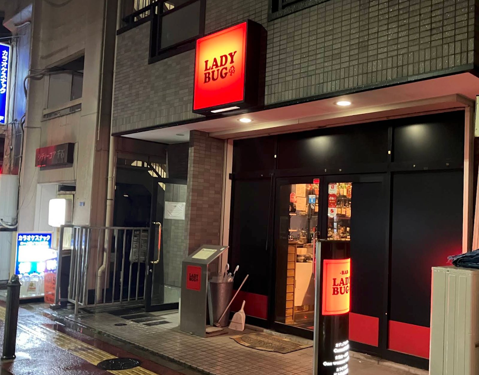 カジュアルバー LADYBUG 店内写真